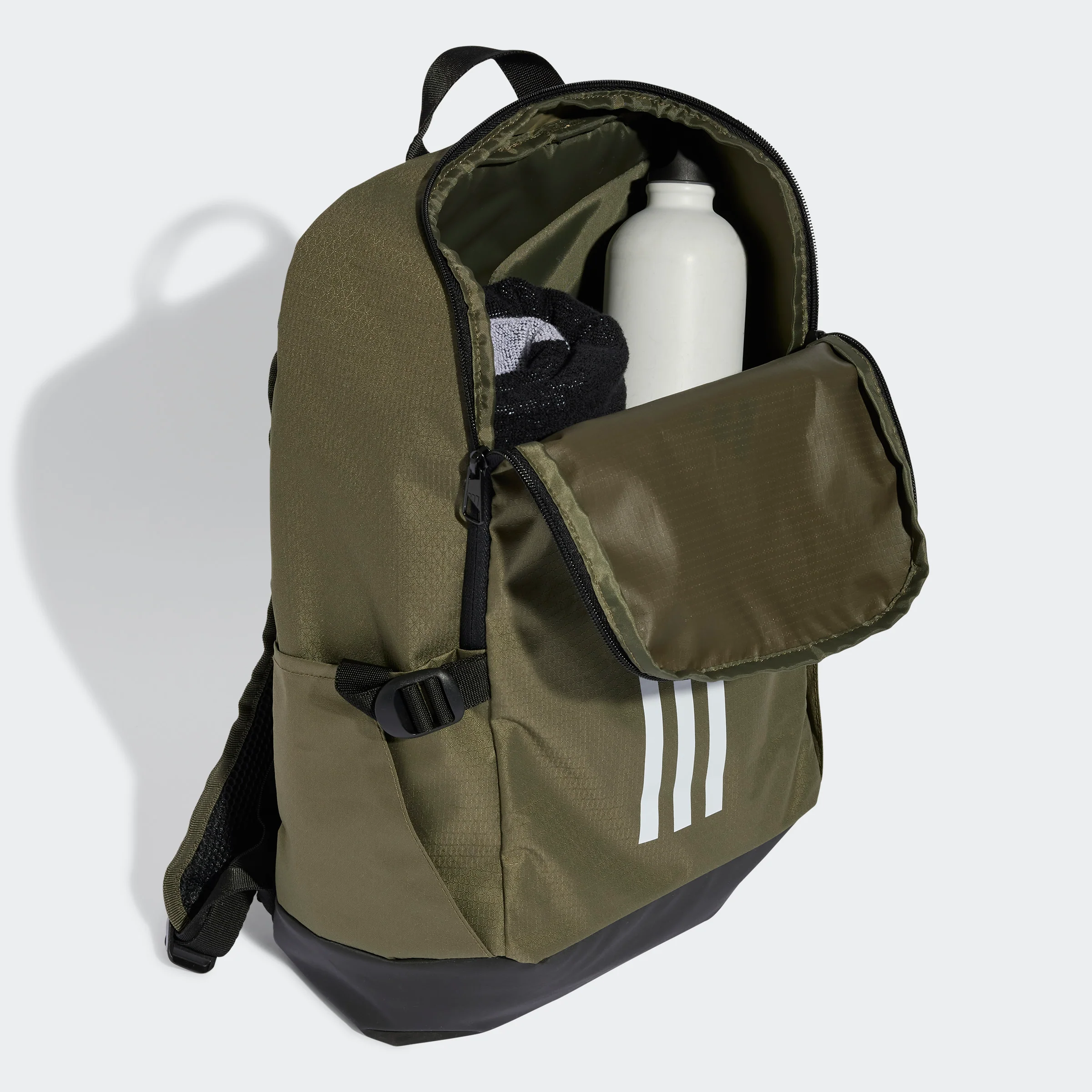 תיק גב 23L ESSENTIALS 3-STRIPES בצבע ירוק זית ושחור - Image 4