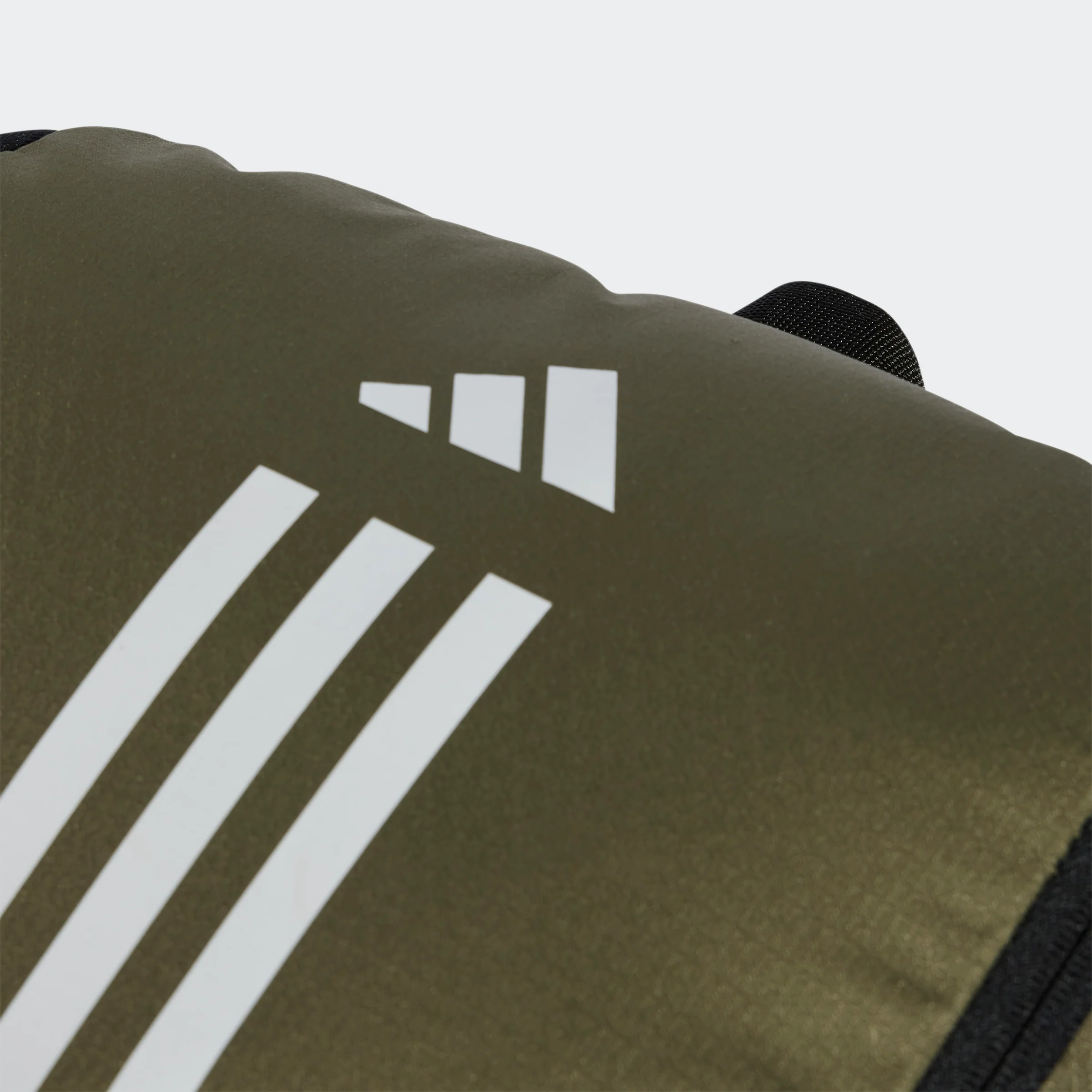 תיק גב 23L ESSENTIALS 3-STRIPES בצבע ירוק זית ושחור - Image 5