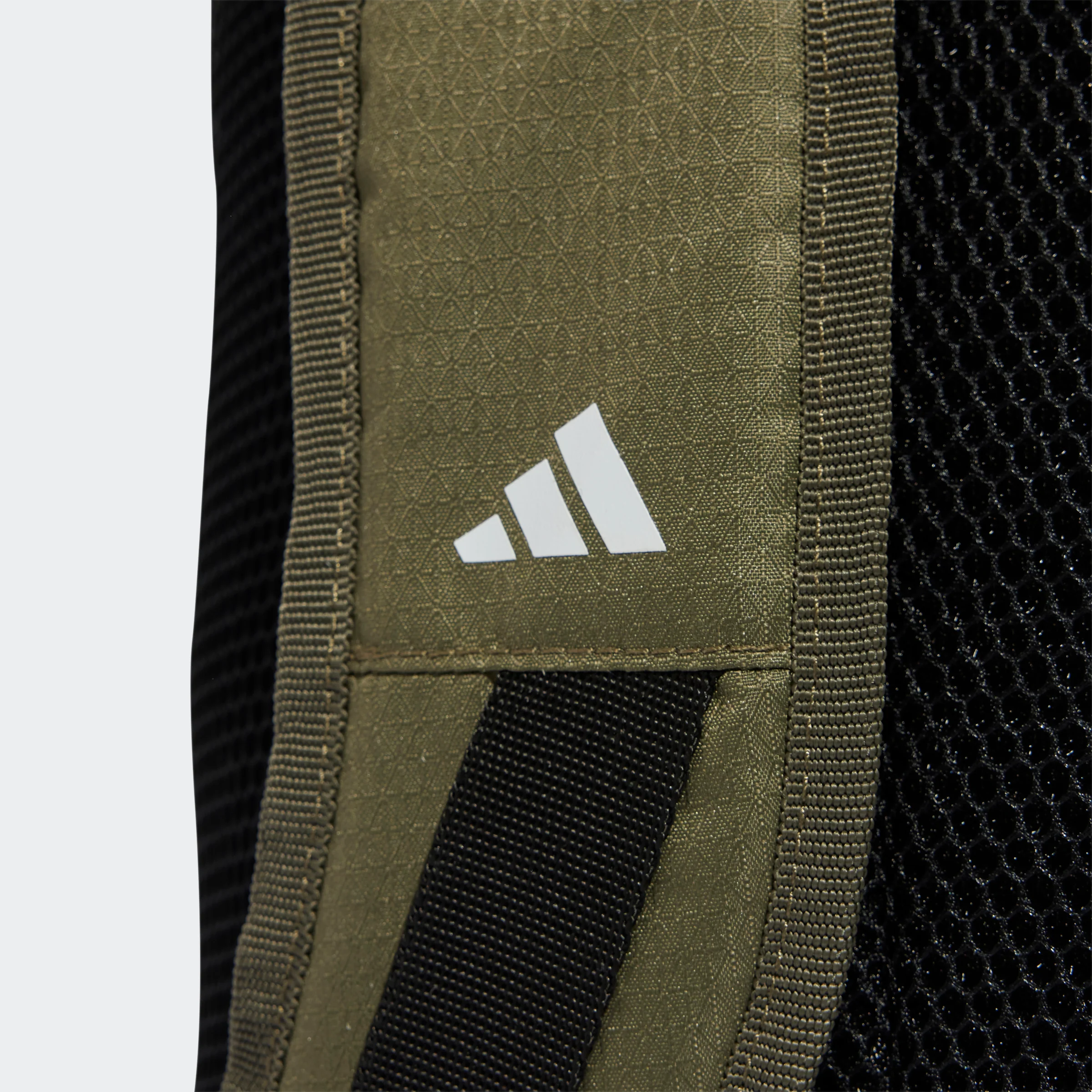 תיק גב 23L ESSENTIALS 3-STRIPES בצבע ירוק זית ושחור - Image 6