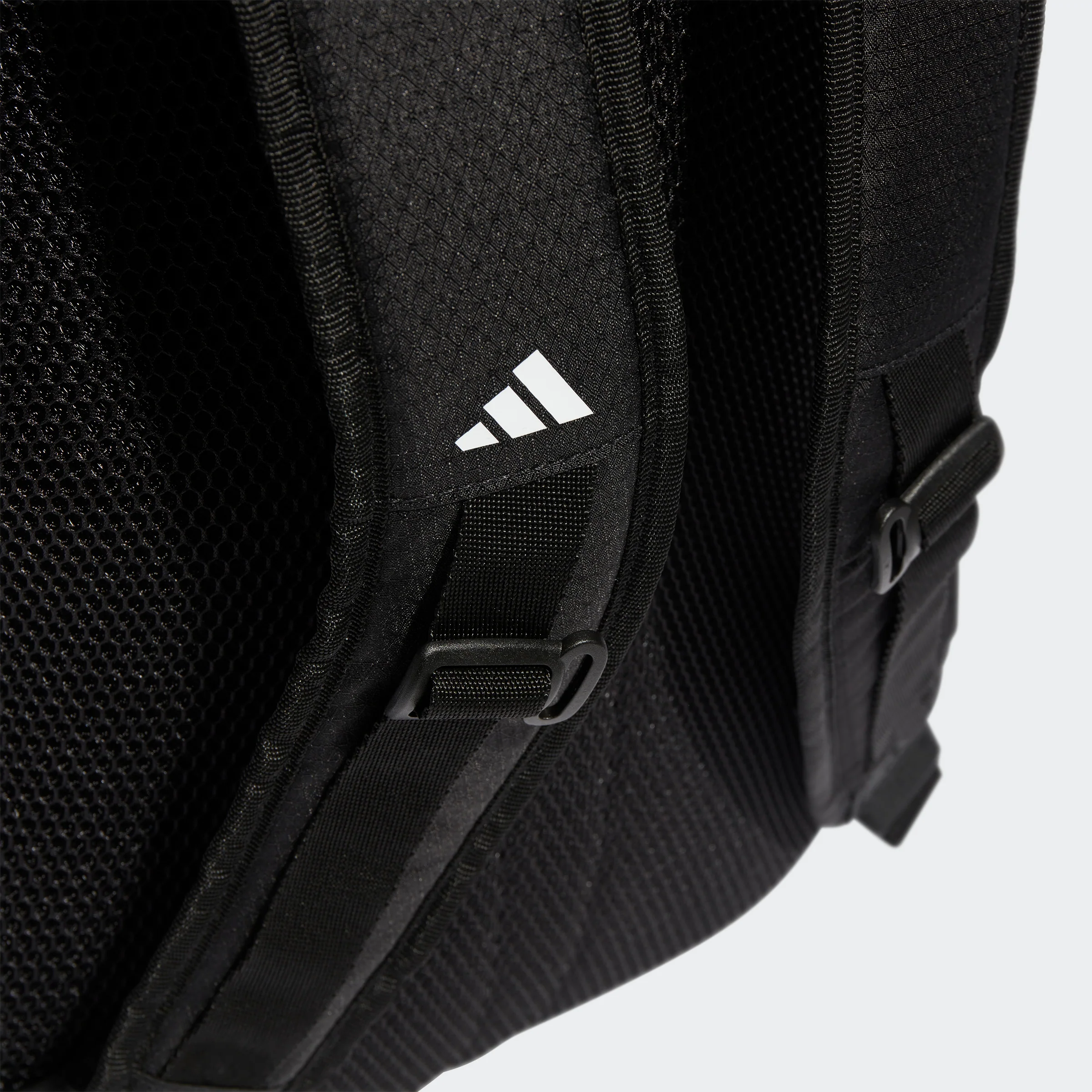 תיק גב 23L ESSENTIALS 3-STRIPES בצבע שחור ולבן - Image 6