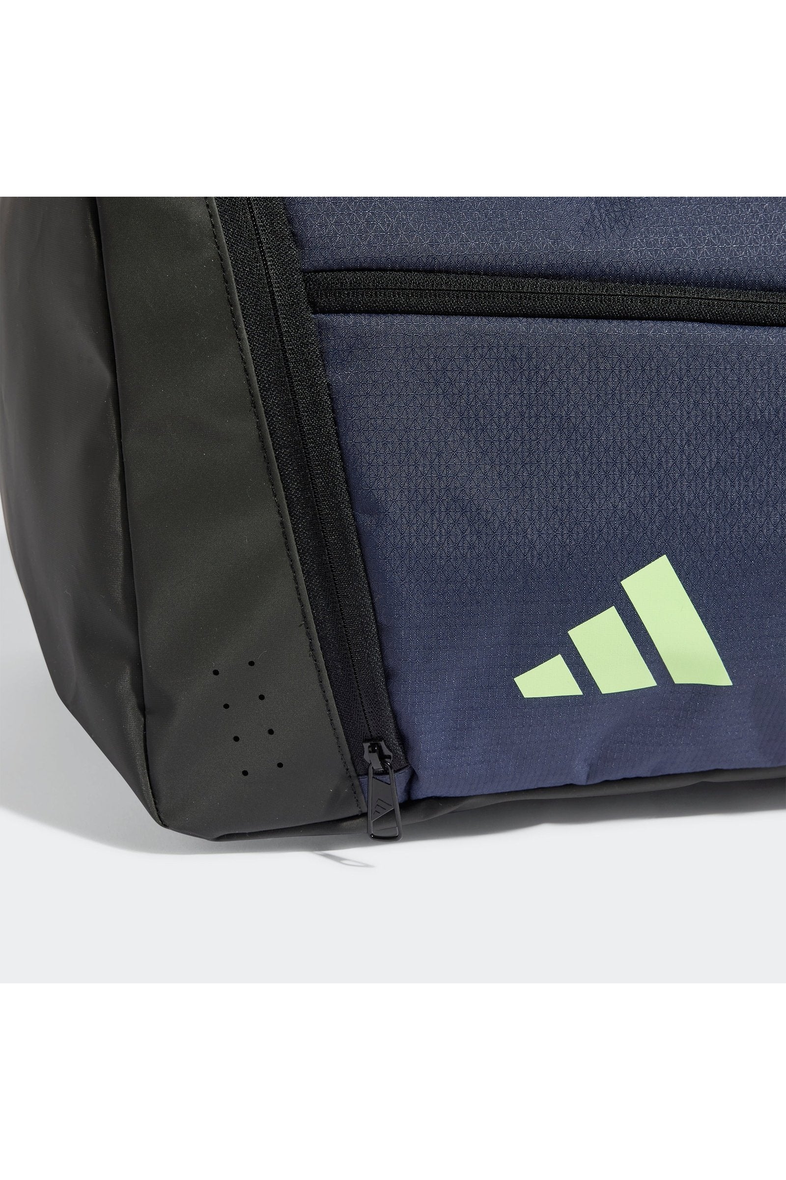 תיק אימון ESSENTIALS 3-STRIPES 51.5L בצבע נייבי ושחור - Image 5