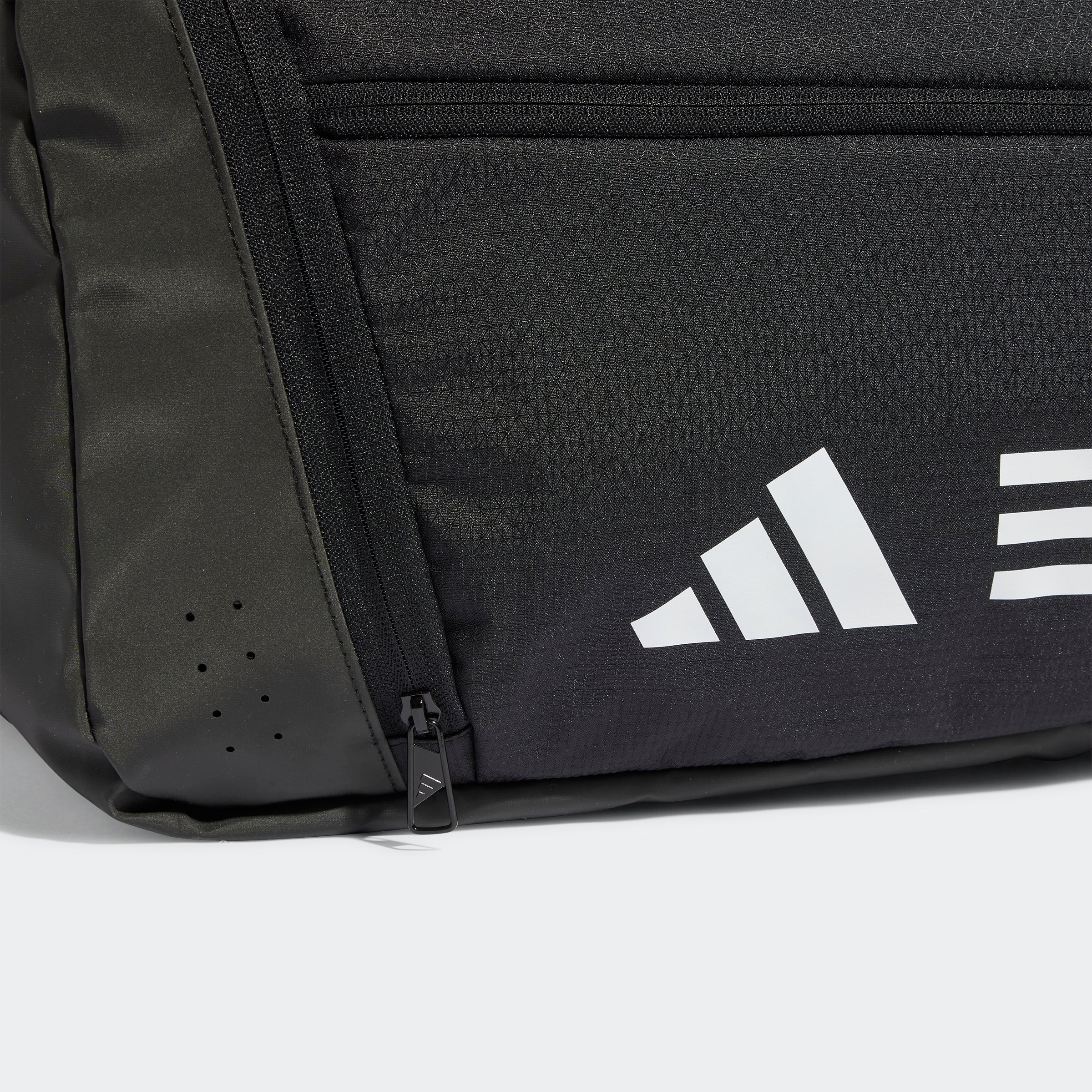 תיק אימון Essentials 3-Stripes Duffel Bag Medium 51.5 L בצבע שחור ולבן - Image 5