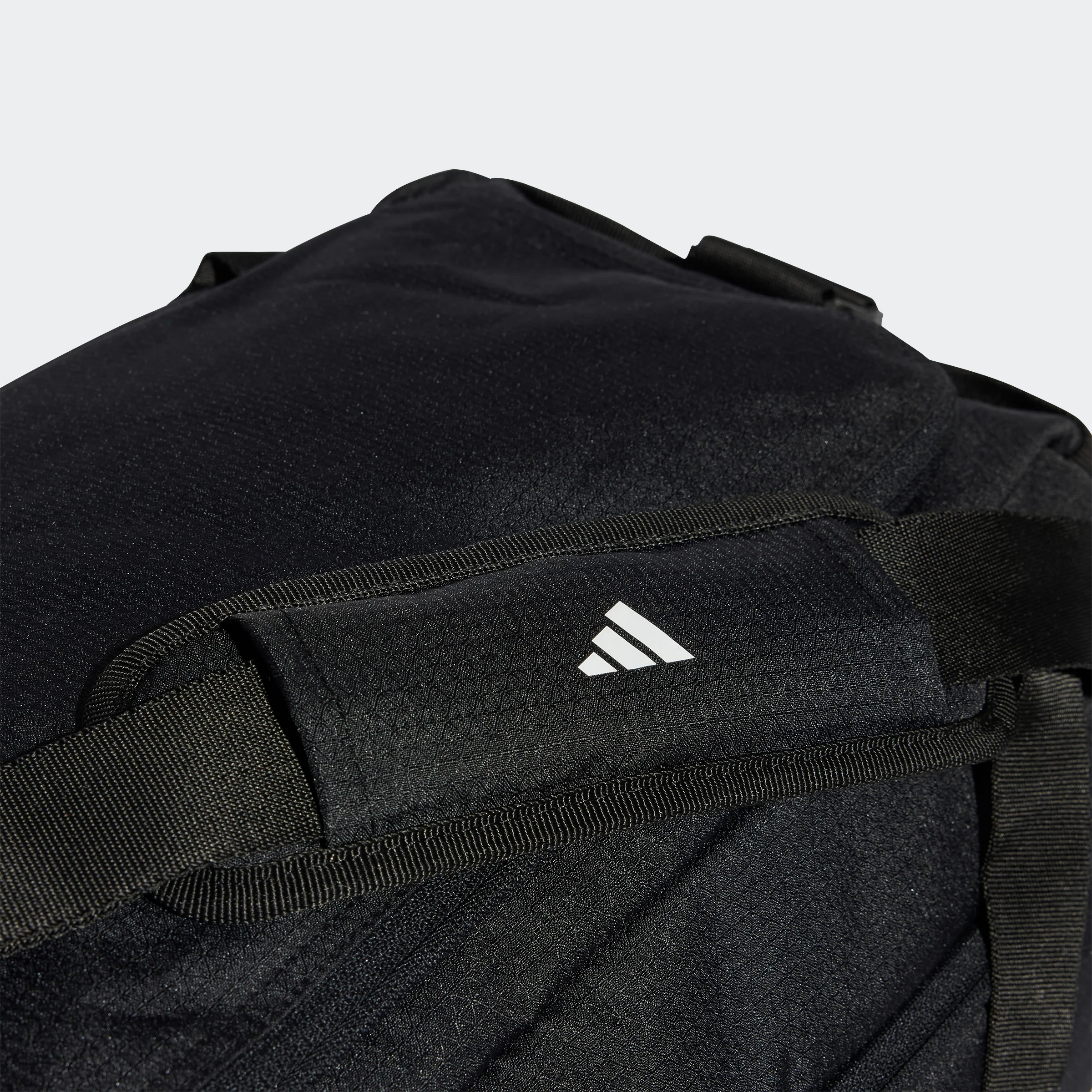 תיק אימון Essentials 3-Stripes Duffel Bag Small 30L בצבע שחור ולבן - Image 6