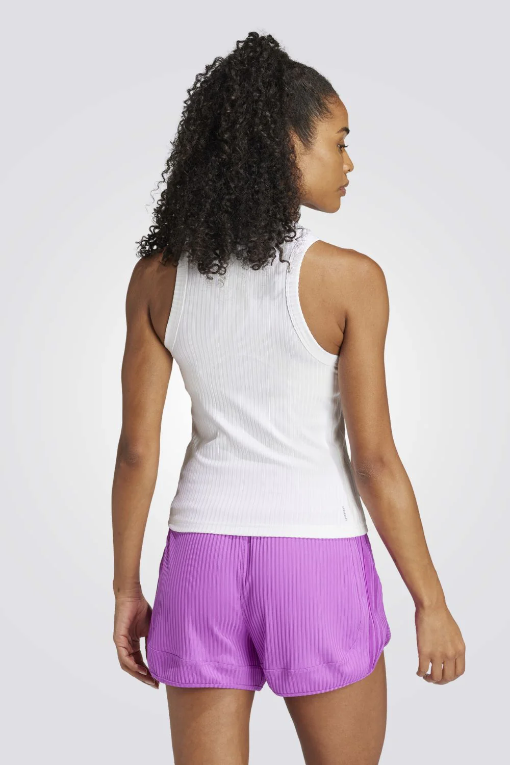 גופיית ספורט Rib Tight Fit Tonal 3 Stripes לנשים - Image 2
