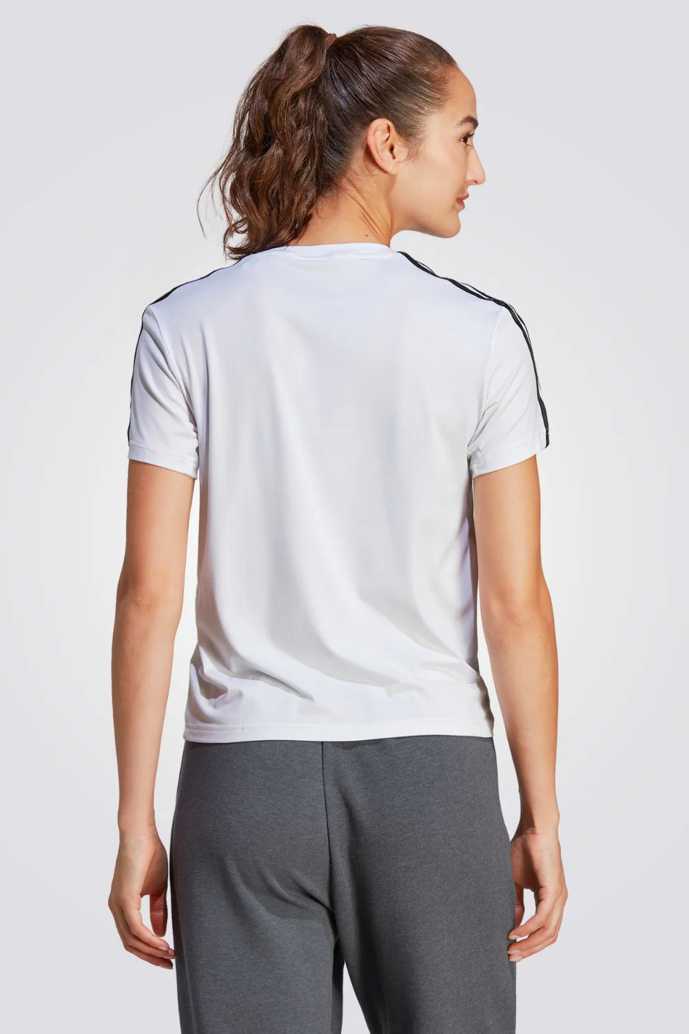 טישירט לנשים AEROREADY TRAIN ESSENTIALS 3-STRIPES בצבע לבן ושחור - Image 2