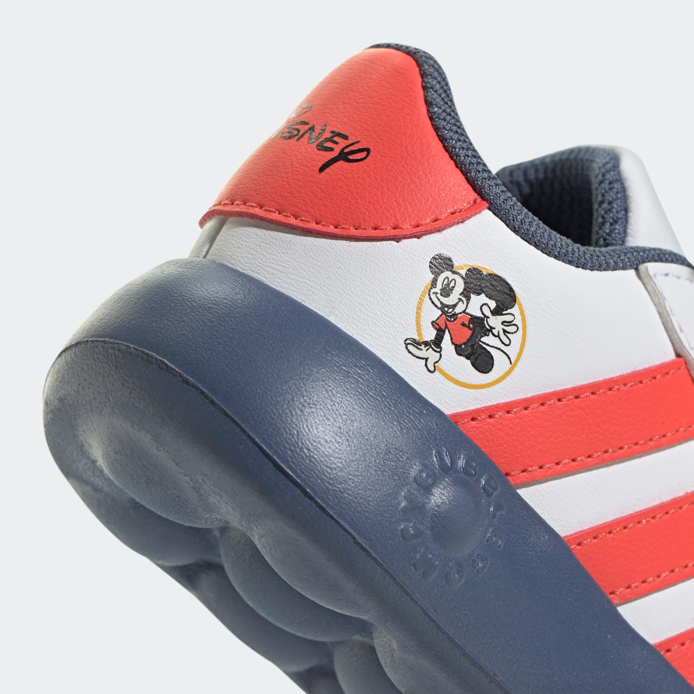סניקרס לתינוקות adidas x Disney Mickey and Friends Grand Court 2.0 בצבע לבן כחול ואדום - Image 8