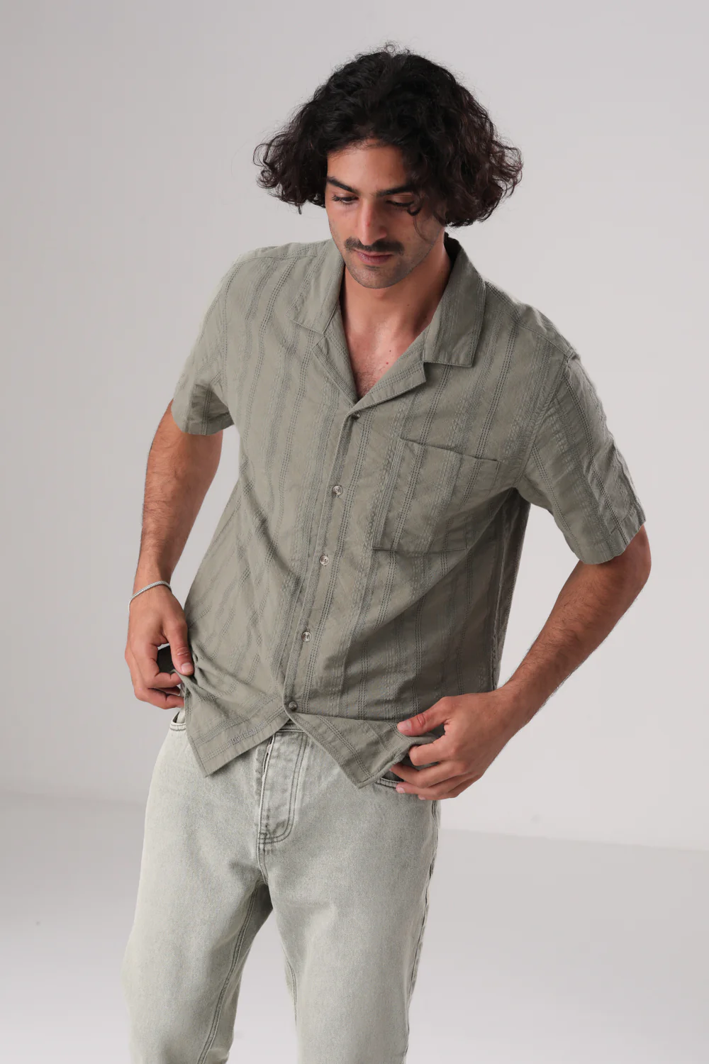 חולצה מכופתרת שרוולים קצרים - Image 5