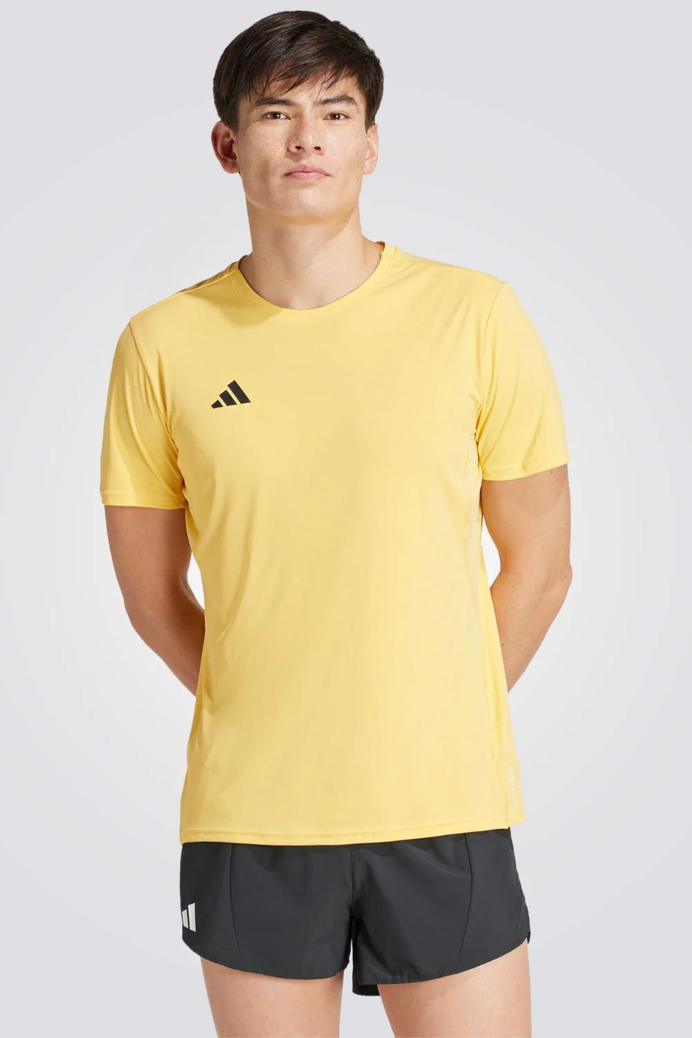 טישירט לגברים ADIZERO ESSENTIALS בצבע צהוב ושחור
